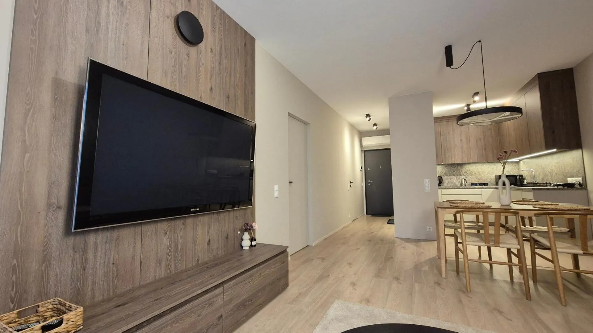 Luxurious Vanilla Apartment, Self Check-In 24H, Parking, Air-Conditioning Poznan